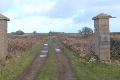 MDZol | Los postes que marcaban la entrada del campo de concentración de Lager-Sylt es de lo poco que queda en pie.