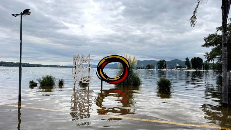 El Selfie Point de Villa Carlos Paz rodeado de agua por el desborde del lago San Roque tras las lluvias. Foto: Municipalidad de Villa Carlos Paz.