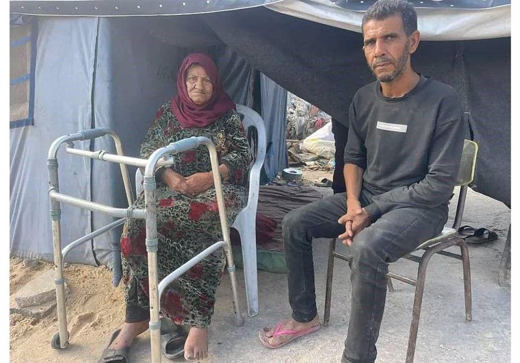 Rami Deif Allah, junto a su madre. &quot;Tuvimos que desplazarnos unas 11 veces...Nos refugiamos en estas humildes tiendas, pero fue en vano. El agua nos inundó por arriba y por abajo&quot;.