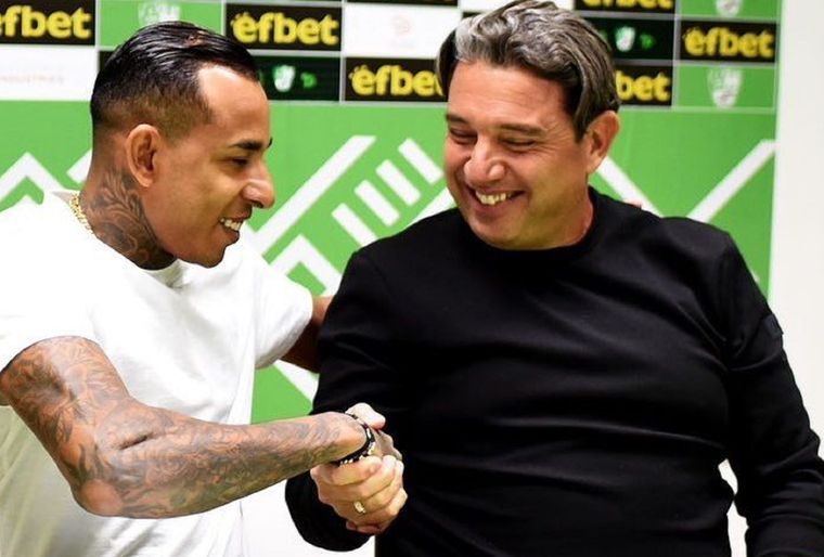 El extremo firmó en su nuevo club. Foto: Instagram @sebastian14villa