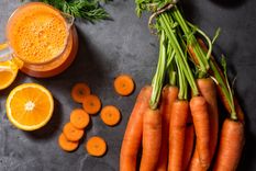 para el desayuno, un delicioso y desintoxicante zumo con naranjas