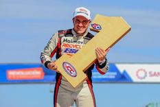 Mariano Werner sostiene el 1 que pintará nuevamente en su Ford. Foto: ACTC