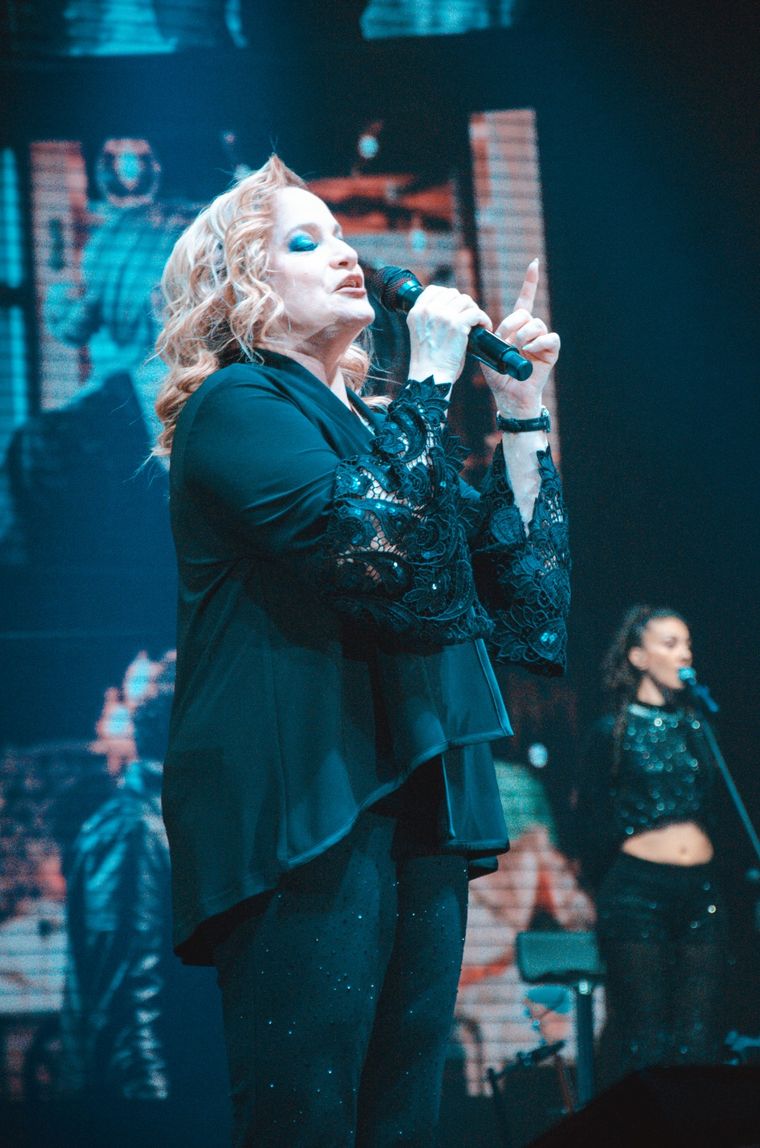 El público mendocino acompañó cada clásico del dúo con las linternas de sus celulares encendidas durante todo el show. El público mendocino acompañó cada clásico del dúo con las linternas de sus celulares encendidas durante todo el show.