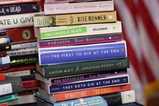 Algunos de los libros prohibidos en las escuelas públicas de Estados Unidos abordan temas como el racismo, la homosexualidad adolescente o el acoso sexual de jóvenes. Foto: Getty Images