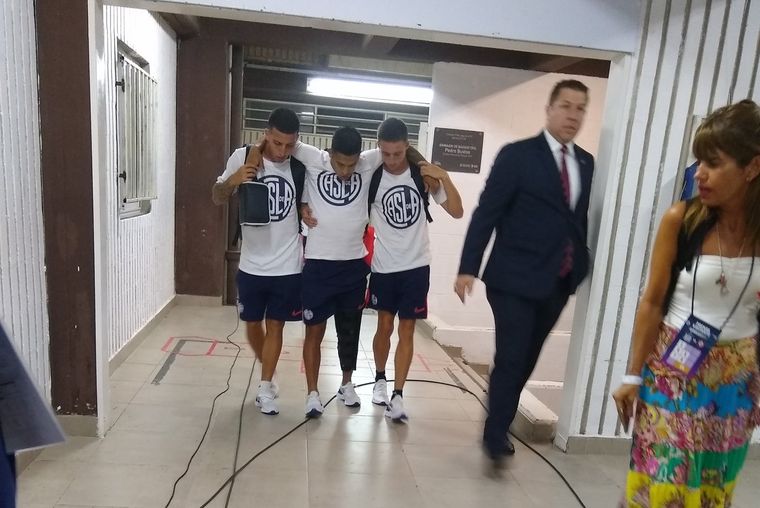 Uvita Fernández es ayudado por sus compañeros tras la lesión sufrida en Córdoba. (@Gonzaaorellano)