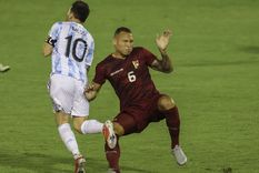 El momento de la dura entrada sobre Leo. Foto: EFE