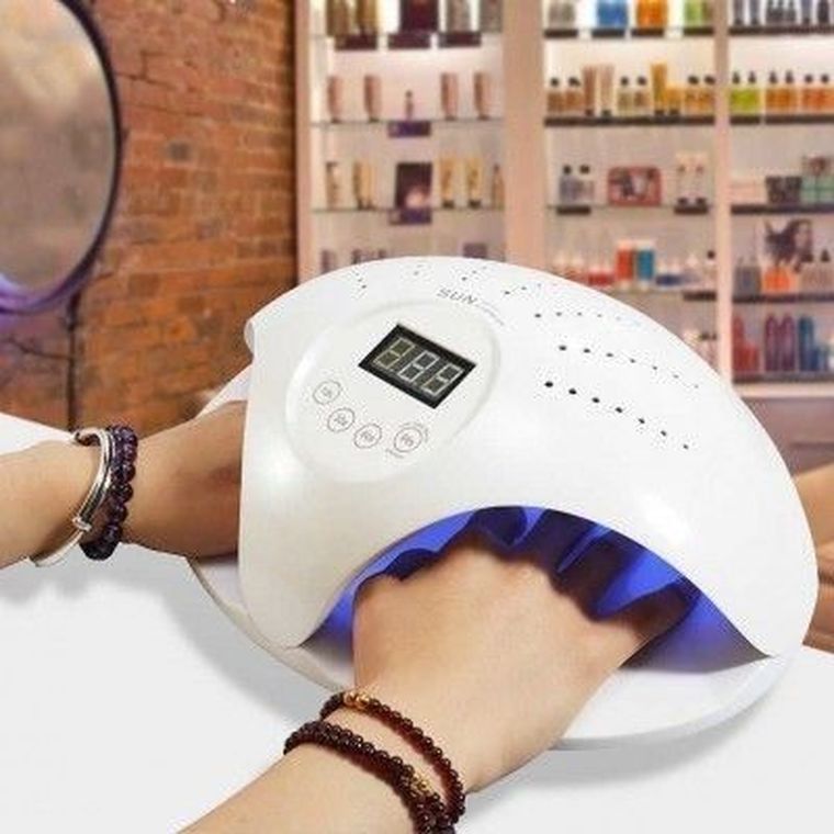 La reacción de estas lámparas sobre la piel es perjudicial. La reacción de estas lámparas sobre la piel es perjudicial.