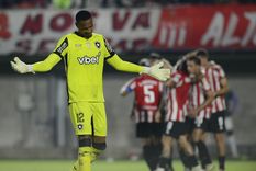 El arquero brasileño John Victor se mandó una macanón y todo Estudiantes festeja el tanto de Carrillo. Foto: FoboBaires