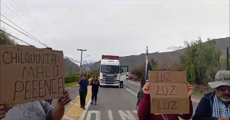 Intensas protestas del lado chileno imposibilitan el tránsito Foto: Captura
