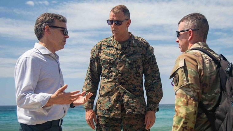 El encargado de negocios de EE.UU. en Caracas, John Barrett, y el jefe del Comando Sur, Francis Donovan, se encontraron en Venezuela para coordinar la respuesta al doble terremoto.