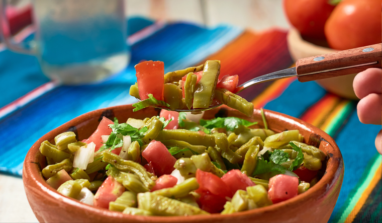 La receta de ensalada de nopales tiene ra&iacute;ces prehisp&aacute;nicas; los pueblos ind&iacute;genas ya consum&iacute;an el nopal por sus propiedades medicinales y nutritivas mucho antes de la llegada de los espa&ntilde;oles.