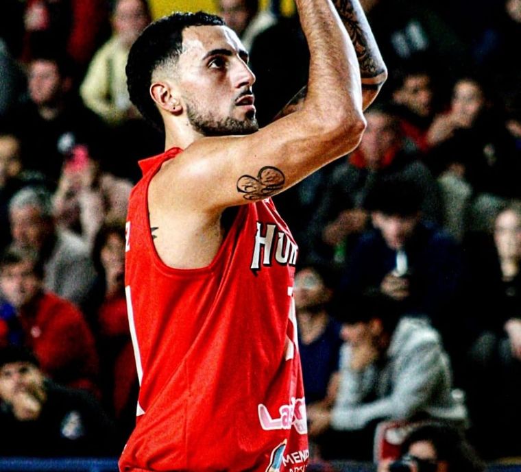 Huracán Las Heras está a tres instancias del ascenso a la segunda categoría del básquet argentino. Huracán Las Heras está a tres instancias del ascenso a la segunda categoría del básquet argentino.