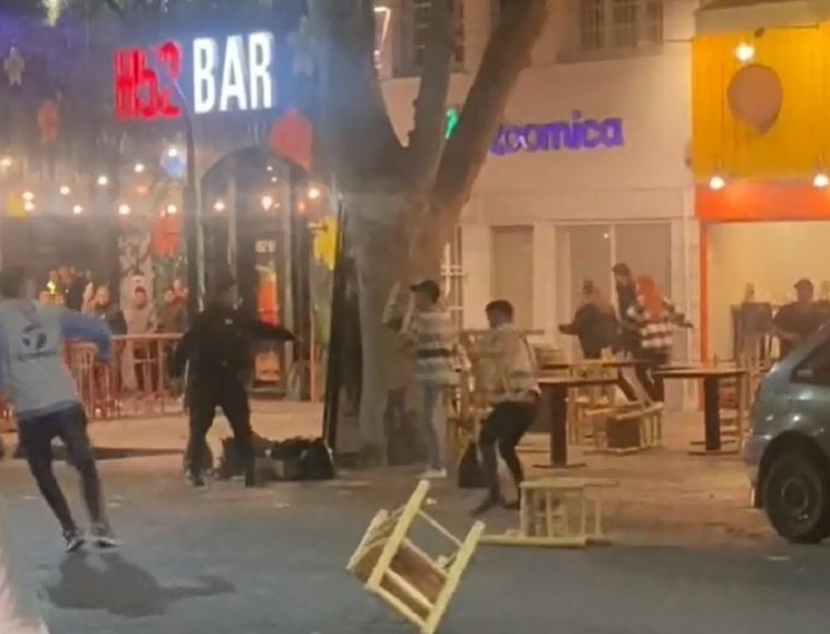 Los violentos hechos ocurrieron durante la madrugada del lunes Foto: Captura de video