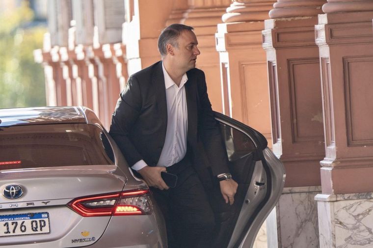 Manuel Adorni entrando a Casa Rosada