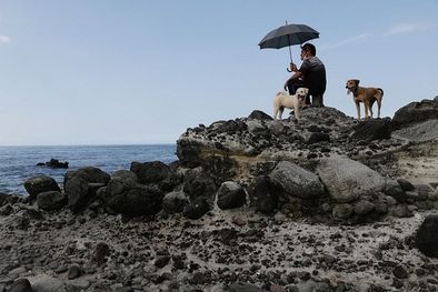 MDZol | Un hombre mira los ejercicios militares chinos desde la costa de Taiwán Foto: EPA