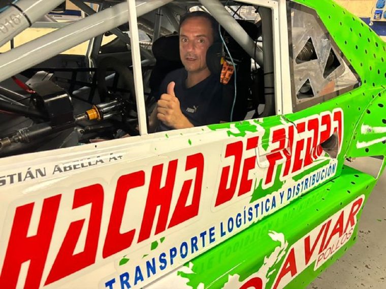 El intendente de Campana, Sebastián Abella, arriba de El Fantasma mientras su hermana le cuida el municipio