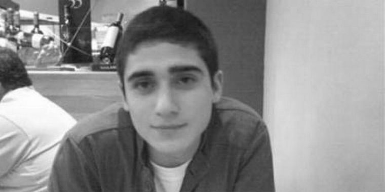 Se dijo que Roberto Soto (22) se arrojó debajo de un tren.