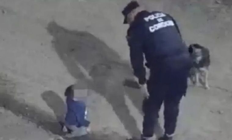 El bebé fue rescatado por agente del Comando de Acción Preventiva de Córdoba Foto: Captura de video