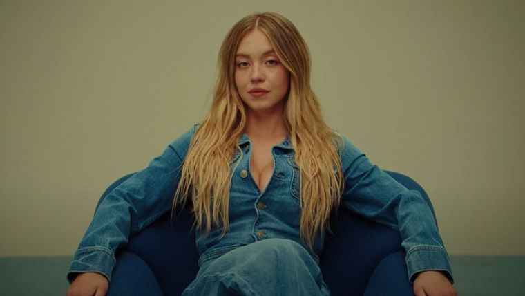 La actriz Sydney Sweeney protagoniza la campaña publicitaria de American Eagle que generó polémica por su mensaje asociado a los genes.