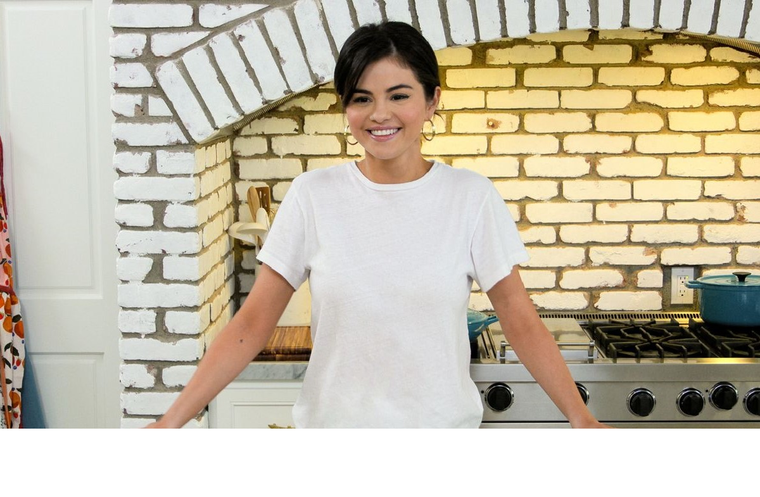 Selena Gómez aprende a hacer este clásico de la repostería que les gusta a todos. Foto: Spoiler Time
