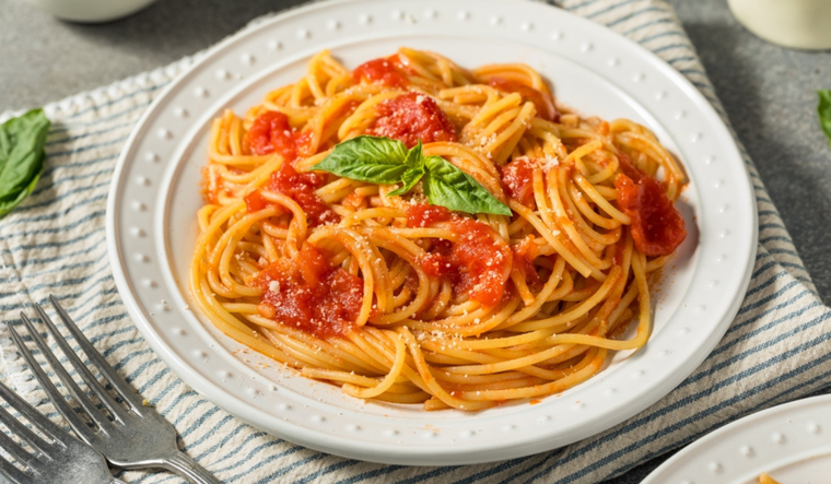 Cómo hacer spaghetti al pomodoro e basilico paso a paso Foto: Shutterstock