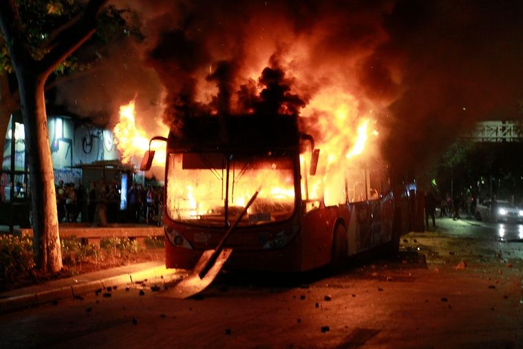Santiago vivió otro día de furia luego de que un carabinero empujó a un manifestante al río