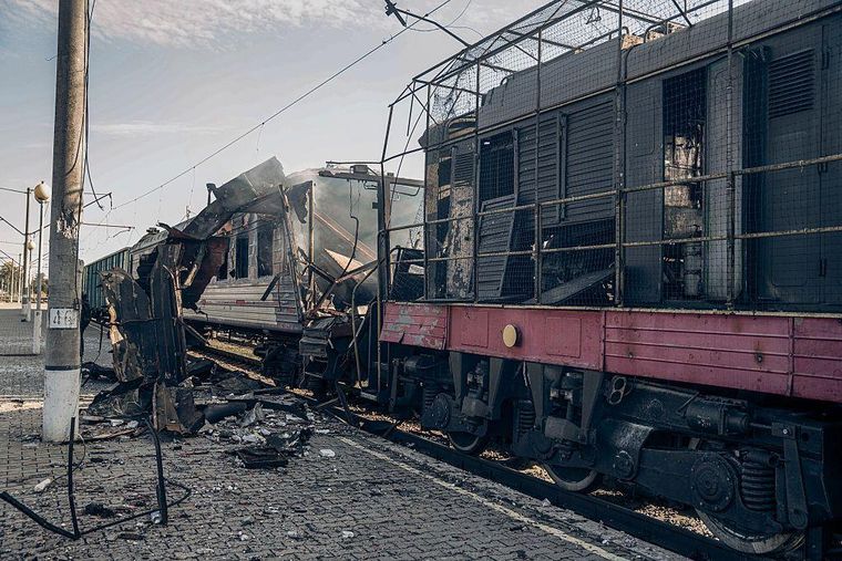 Los ataques rusos de la noche del sábado se suman al registrado en horas antes contra un tren, el cual dejó decenas de muertos.