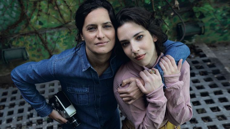 Agustina Macri y Vera Spinetta en una foto del rodaje de la película Soledad