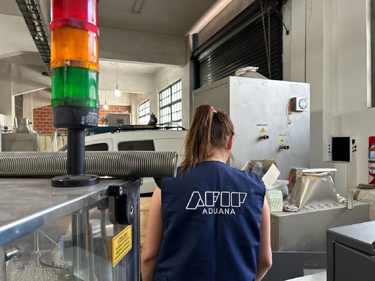 La Aduana evitó el ingreso de contrabando por $ 1.000 millones con operativo “cerrojo” en 4 provincias Foto: Foto NA / Archivo