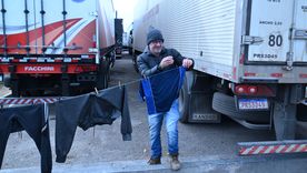 Miles de camioneros llevan un mes varados. Miles de camioneros llevan un mes varados.