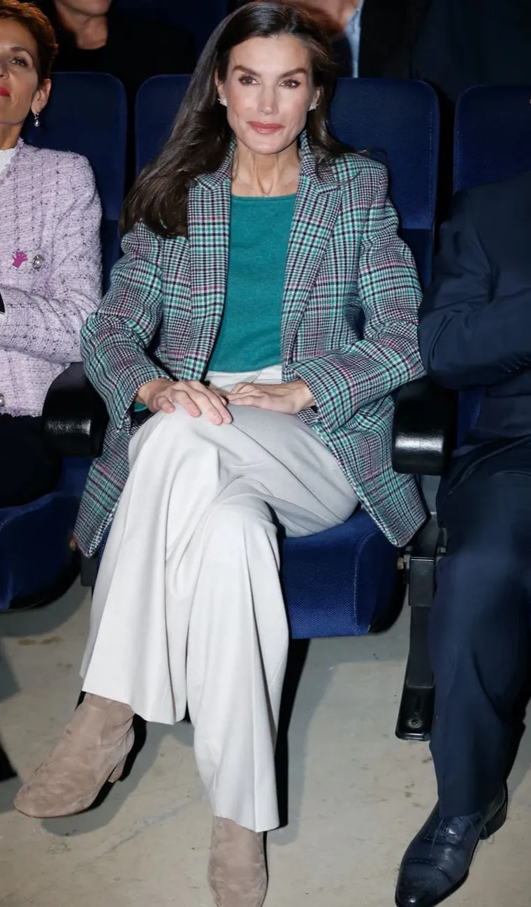 Texturas artesanales, tradición y un look equilibrado definieron su aparición en Tudela.