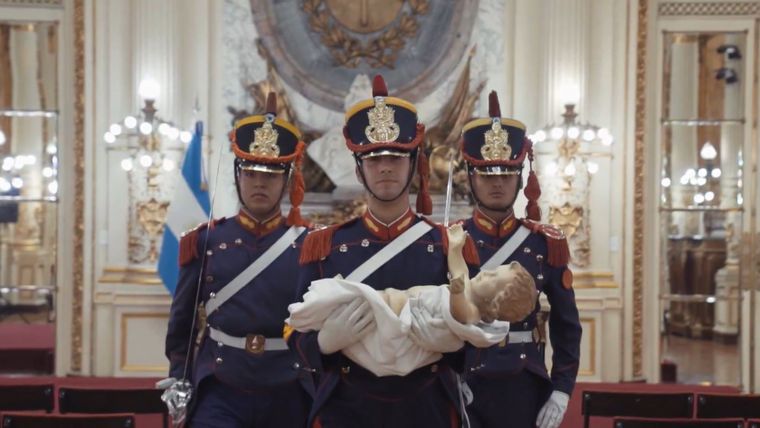 Los granaderos de Casa Rosada junto al Niño Jesús.