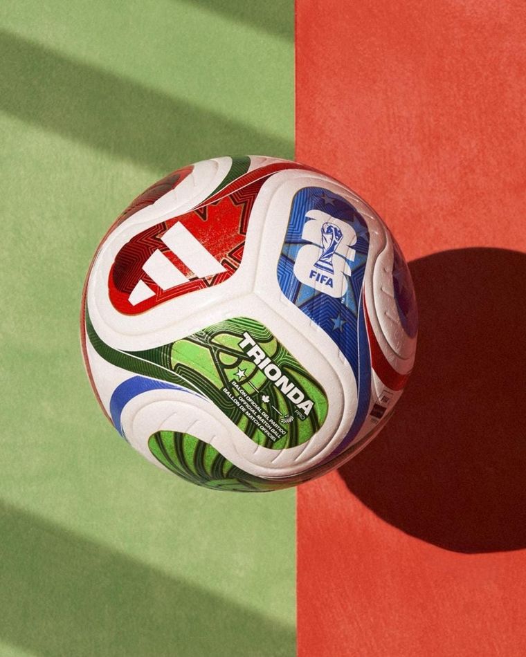 La especulación de la pelota oficial del Mundial (Trionda) sobre los colores verde y rojo que emulan a la bandera de Portugal. La especulación de la pelota oficial del Mundial (Trionda) sobre los colores verde y rojo que emulan a la bandera de Portugal.