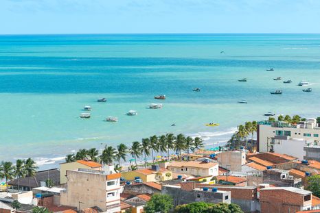 Maragogi es uno de los destinos más buscados del nordeste brasileño por sus aguas turquesas, arrecifes y playas de arena clara. Maragogi es uno de los destinos más buscados del nordeste brasileño por sus aguas turquesas, arrecifes y playas de arena clara.