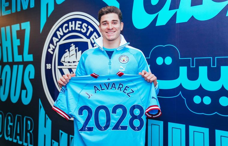 Julián Álvarez renovó con el Manchester City hasta 2028. Foto: @ManCityES