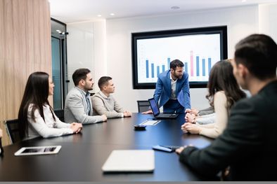 MDZol | La mesa rectangular es el formato por excelencia en donde el poder se expresa en toda su dimensión. Foto: Shutterstock