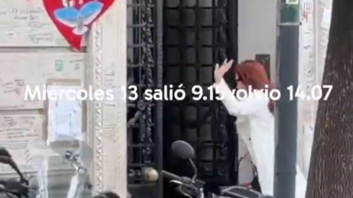 Filmaron a Cristina Kirchner saliendo sorpresivamente de su casa