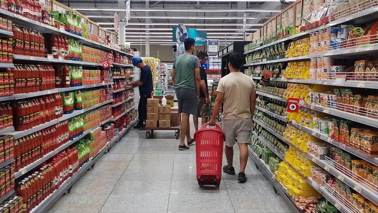 La inflación se desacelera, pero los precios siguen inalcanzables. Foto: Rodrigo DAngelo / MDZ
