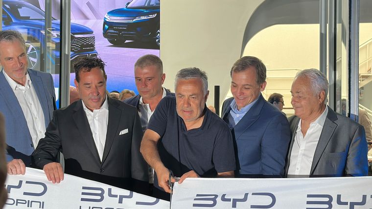 El momento del corte de cintas. El momento del corte de cintas.