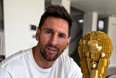 Lionel Messi posó con una Copa del Mundo hecha por Legos.