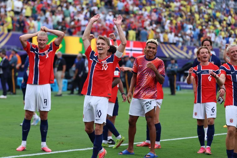 Los jugadores de Noruega festejan el inolvidable triunfo frente a Brasil.&nbsp;