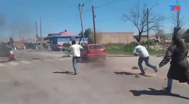 Una mujer se cansó de los piquetes y atropelló a un manifestante.