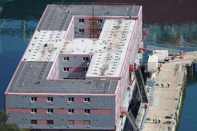 MDZol | El gobierno dice que alojar a solicitantes de asilo en lugares como Bibby Stockholm ayudará a reducir lo que paga diariamente en habitaciones de hotel. Foto: EPA