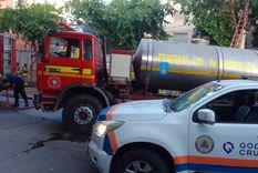 Bomberos y Defensa Civil trabajando en el lugar de los hechos. Foto: Matías Pascualetti