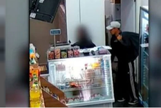El ladrón, captado por las cámaras de seguridad del comercio Foto: NA El ladrón, captado por las cámaras de seguridad del comercio Foto: NA