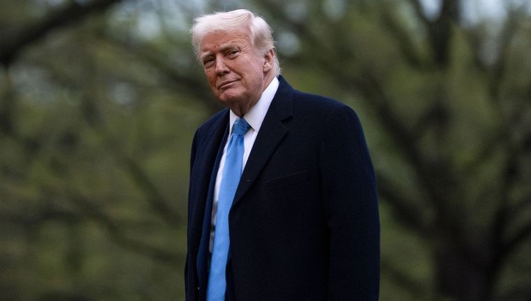 Trump estaría analizando una fuerte baja de aranceles a Chiina Foto: EFE