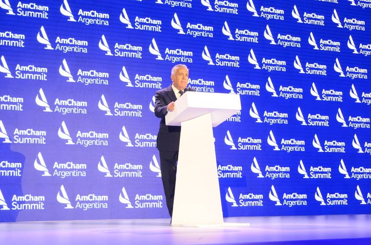 Alfredo Cornejo disertó en el Summit AmCham Argentina.