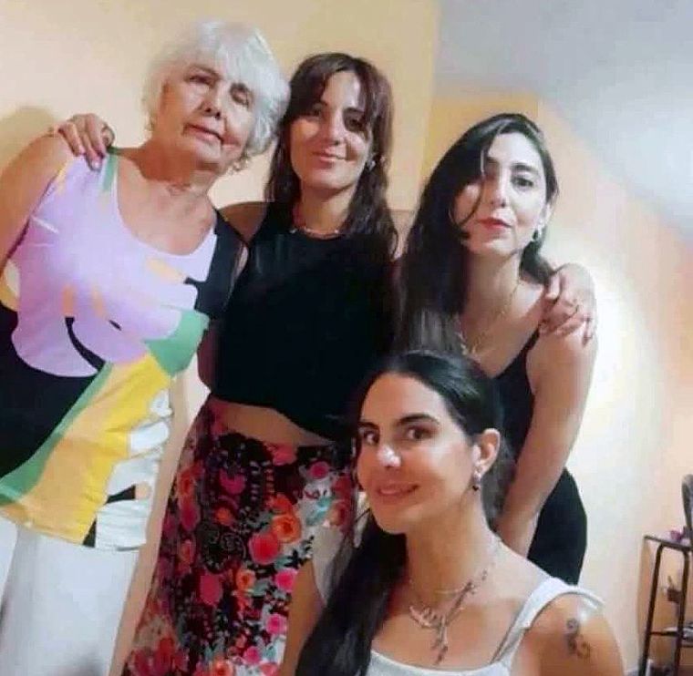 Marina junto a parte de su familia, pilar fundamental en su proceso pre y post trasplante. Marina junto a parte de su familia, pilar fundamental en su proceso pre y post trasplante.