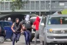 Enfrentamiento entre barras de La Plata Foto: NA. Enfrentamiento entre barras de La Plata Foto: NA.