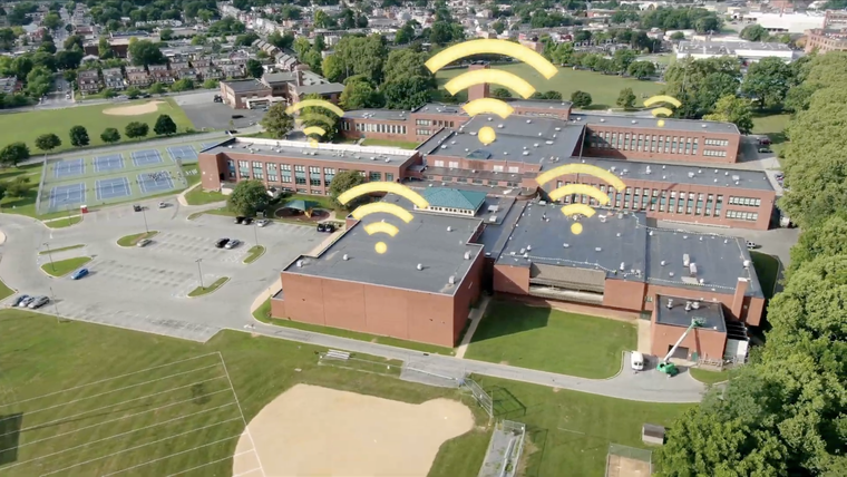 El film nos transporta a un museo imaginario donde los protagonistas exploran espacios educativos del pasado y del presente a través de realidad virtual. El film nos transporta a un museo imaginario donde los protagonistas exploran espacios educativos del pasado y del presente a través de realidad virtual.